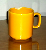 Una taza amarilla